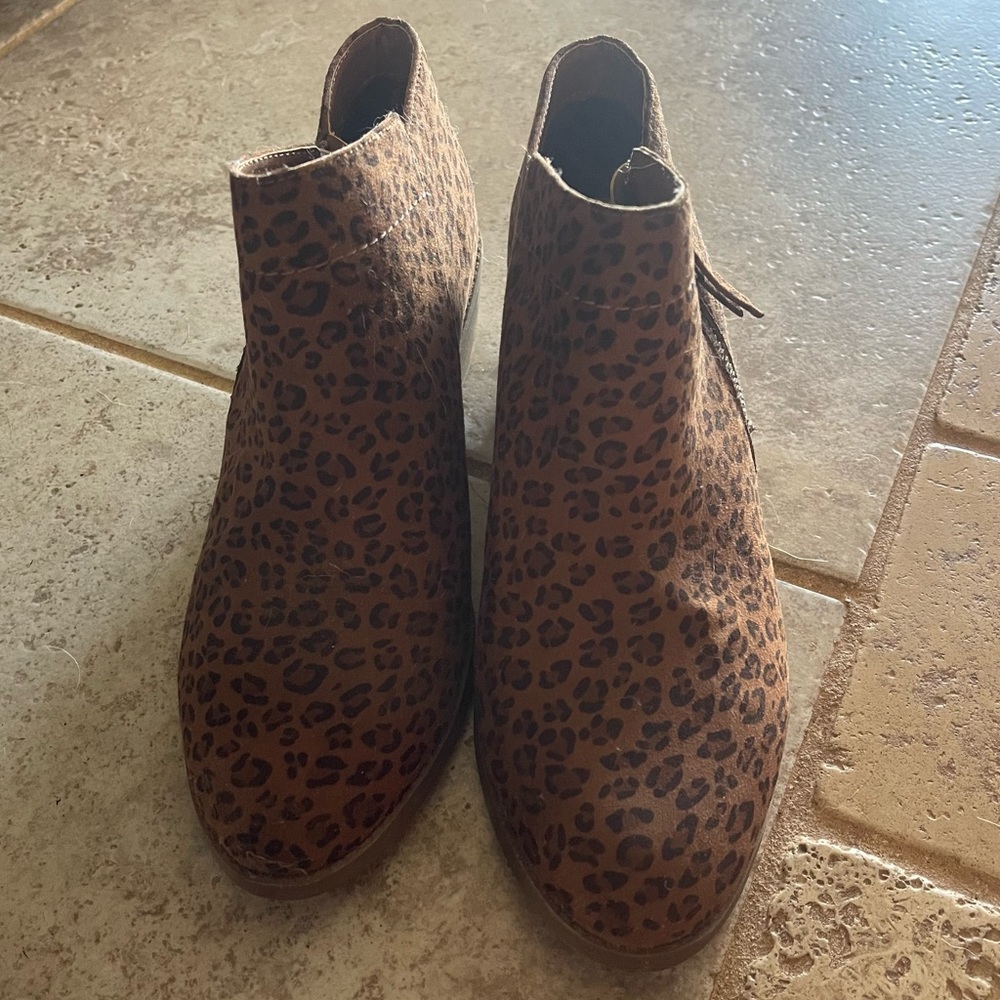 Leopard booties with zipper